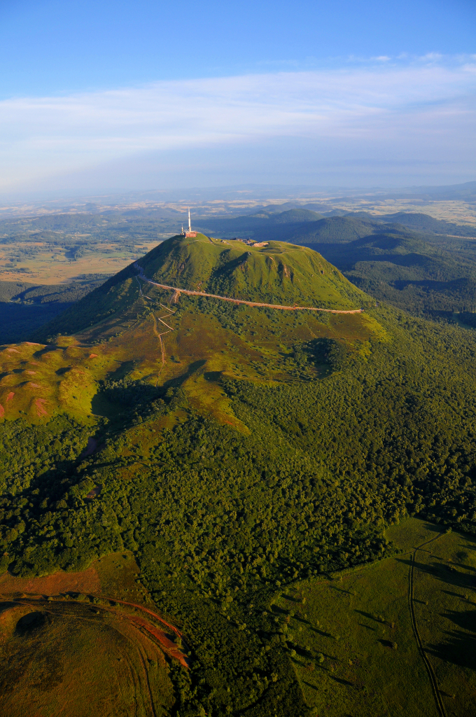 Vente de Propriétés de Luxe en Auvergne-Rhône-Alpes 🏰 La région Auvergne-Rhône-Alpes est un véritable écrin naturel qui attire ceux en quête de propriétés de luxe, alliant patrimoine architectural, beauté des paysages et un cadre de vie d’exception. Enracinée au cœur des montagnes et des vallées verdoyantes, cette région offre une gamme variée de biens immobiliers de prestige, allant des chalets alpins aux maisons de maître en passant par des villas modernes au sommet des collines. Si vous rêvez d'une résidence secondaire dans les Alpes, d'une maison avec vue sur les montagnes ou d'un pied-à-terre au cœur de l’Auvergne, cette région saura répondre à toutes vos attentes. Découvrez ci-dessous les types de propriétés qui font de l'Auvergne-Rhône-Alpes un lieu prisé des investisseurs et des passionnés de luxe. Maisons de Caractère : Un Mélange Parfait d’Histoire et de Modernité 🏡 La région Auvergne-Rhône-Alpes regorge de maisons de caractère, où l'histoire rencontre la modernité. De magnifiques châteaux aux manoirs traditionnels en passant par des maisons en pierre typiques des villages de la région, chaque propriété possède un charme unique. Ces maisons sont souvent équipées de matériaux nobles tels que la pierre de taille, les parquets en bois massif, les cheminées en marbre et les éléments décoratifs qui rappellent l’élégance des siècles passés. Dans des villes comme Lyon, Chambéry ou Clermont-Ferrand, ces maisons de caractère sont recherchées pour leur authenticité et leur savoir-faire architectural. Emplacement : Lyon, Chambéry, Clermont-Ferrand Caractéristiques : Pierre de taille, cheminées en marbre, grands espaces Atmosphère : Élégante, authentique Les Chalets Alpins : Luxe au Cœur des Montagnes 🏔️ L’un des plus grands atouts de l’Auvergne-Rhône-Alpes réside dans la diversité de ses chalets alpins. Ces résidences de luxe, souvent en bois et en pierre, sont idéales pour ceux qui souhaitent allier confort moderne et environnement montagnard. Situés au pied des pistes de ski ou surplombant des vallées pittoresques, les chalets de la région sont équipés des dernières technologies et offrent des espaces de vie vastes avec de superbes vues. La région accueille certains des plus grands domaines skiables d'Europe, notamment autour de stations célèbres comme Chamonix, Megève, et Val d'Isère, où les chalets sont prisés par les amateurs de sports d’hiver et les investisseurs à la recherche de propriétés de prestige. Emplacement : Chamonix, Megève, Val d’Isère Caractéristiques : Bois, pierre, vue panoramique, proximité des pistes Atmosphère : Montagnarde, moderne, luxueuse Villas Contemporaines : Un Style Raffiné et Moderne 🌿 Outre les maisons traditionnelles et les chalets, l'Auvergne-Rhône-Alpes offre également des villas contemporaines dans des quartiers recherchés, telles que dans la ville dynamique de Lyon ou dans les environs de Grenoble. Ces villas sont souvent dotées de grandes baies vitrées, permettant une lumière naturelle abondante, et de terrains paysagers. Les architectes de la région ont su allier le design moderne à la nature environnante, créant ainsi des espaces de vie qui sont à la fois fonctionnels, luxueux et élégants. Les propriétaires de ces villas bénéficient souvent de vues magnifiques sur les montagnes, les lacs et les vallées, ajoutant à la beauté de leur résidence. Emplacement : Lyon, Grenoble, Annecy Caractéristiques : Architecture moderne, grandes baies vitrées, piscine Atmosphère : Contemporaine, lumineuse, raffinée Propriétés avec Vues Panoramiques : Un Cadre Idéal pour se Ressourcer 🌄 Les paysages à couper le souffle de l'Auvergne-Rhône-Alpes offrent un cadre idéal pour des propriétés avec vues panoramiques sur les montagnes, les lacs ou les vallées. Certaines maisons de luxe dans la région sont perchées sur des collines, offrant ainsi une vue imprenable sur les Alpes, le Mont Blanc ou les massifs volcaniques d’Auvergne. Ces propriétés sont parfaites pour ceux qui souhaitent vivre dans un environnement paisible et naturel tout en profitant de la proximité des grandes villes comme Lyon ou Saint-Étienne. Que ce soit pour une résidence principale ou une maison de vacances, ces propriétés sont idéales pour ceux en quête de tranquillité et de beauté. Emplacement : Annecy, Aix-les-Bains, Mont Dore Caractéristiques : Vues panoramiques, grands espaces extérieurs, localisation en hauteur Atmosphère : Tranquille, naturel, époustouflant Investir dans l’Immobilier de Luxe en Auvergne-Rhône-Alpes 💼 L’Auvergne-Rhône-Alpes est une région idéale pour investir dans l’immobilier de luxe, que ce soit pour une résidence secondaire, un bien en location saisonnière, ou une propriété de prestige à long terme. Grâce à la beauté des Alpes, des Lacs et des stations de ski réputées, la demande pour les propriétés haut de gamme est en constante augmentation. De plus, la région bénéficie d’une infrastructure moderne, avec des accès rapides vers Genève, Lyon et les autres grandes villes européennes, ce qui en fait un choix privilégié pour les investisseurs internationaux. Emplacement : Genève (à proximité), Lyon, Grenoble Caractéristiques : Forte demande, bien placé pour investissements Atmosphère : Prisé, rentable, stratégique Conclusion : Un Espace de Vie Privilégié au Cœur des Montagnes et des Villes Dynamiques 🌟 Que vous soyez à la recherche d’un chalet alpin, d’une maison de maître, d’une villa moderne, ou d’un investissement immobilier rentable, l'Auvergne-Rhône-Alpes a de quoi satisfaire toutes vos attentes. Avec ses paysages époustouflants, ses stations de ski renommées et ses villes dynamiques comme Lyon, Grenoble et Annecy, cette région offre le cadre de vie idéal pour ceux qui recherchent luxe, confort et nature. N’attendez plus pour découvrir les propriétés de prestige disponibles dans cette magnifique région.