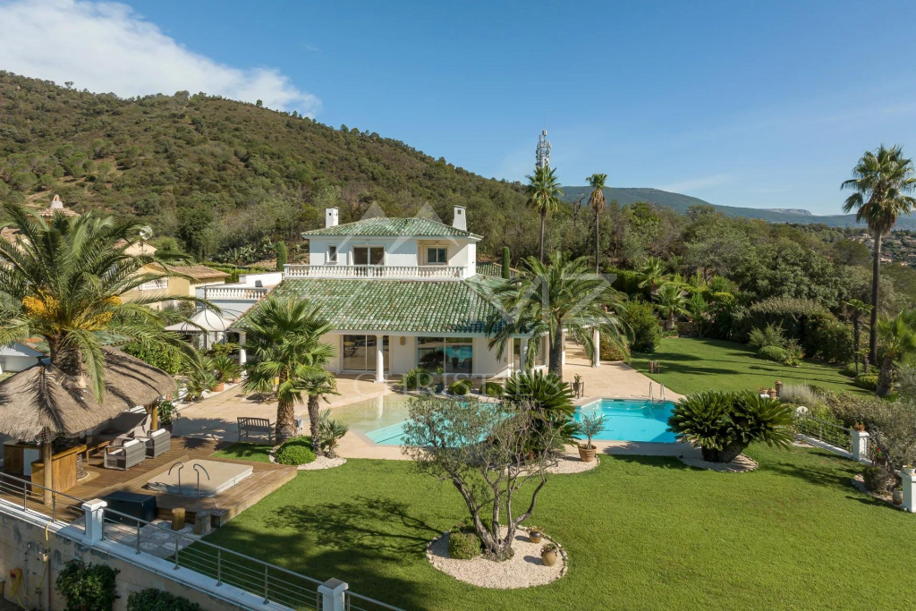 Découvrez les propriétés de prestige en Provence-Alpes-Côte d'Azur : villas de luxe, maisons historiques et domaines exceptionnels. 🌟🏖️