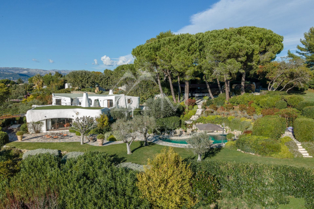 Découvrez nos maisons de charme à vendre en France. Un choix unique pour acquérir une demeure pleine de caractère.
