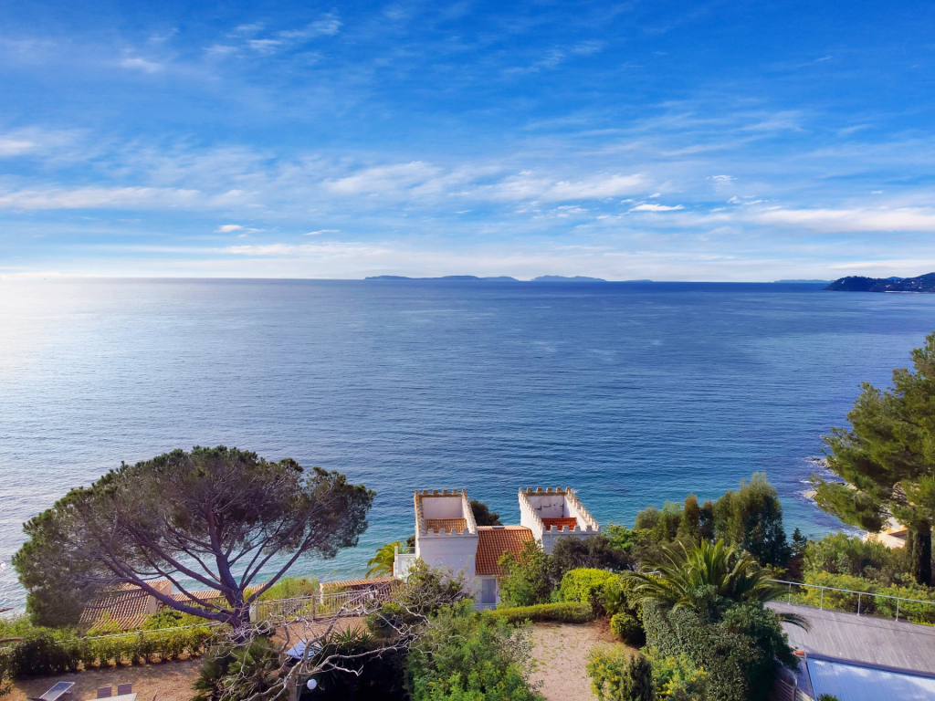 Maisons et Villas de Luxe à Vendre à La Croix-Valmer : Un Art de Vivre Méditerranéen