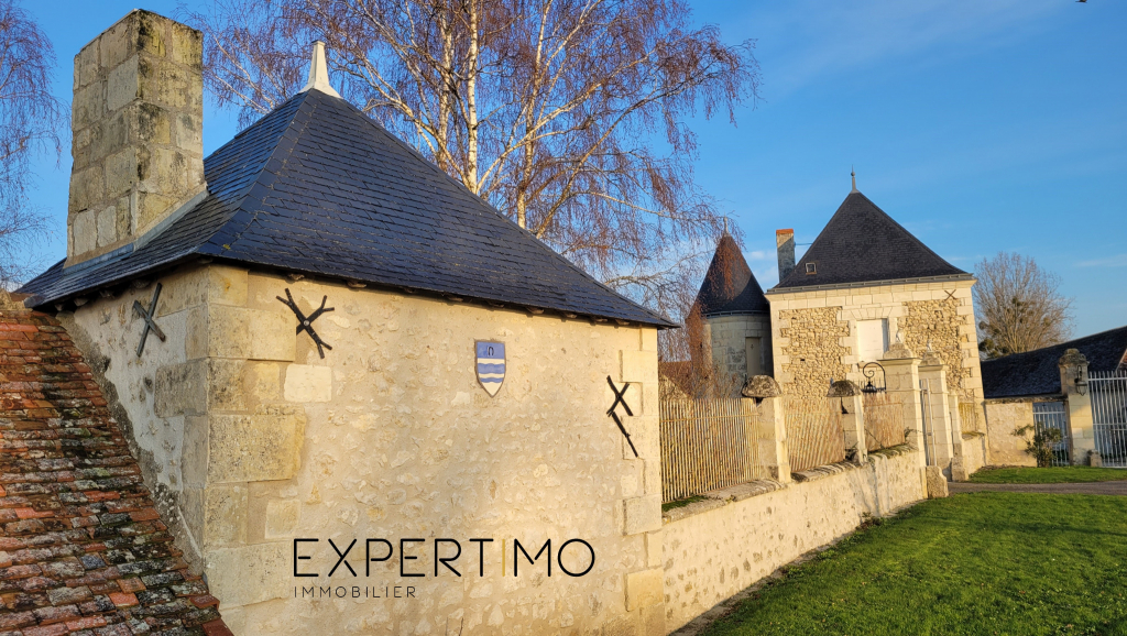 Découvrez le marché de l'immobilier de luxe à Loches, en Touraine. Villas, châteaux et demeures d'exception, l'immobilier haut de gamme y allie charme historique et modernité.
