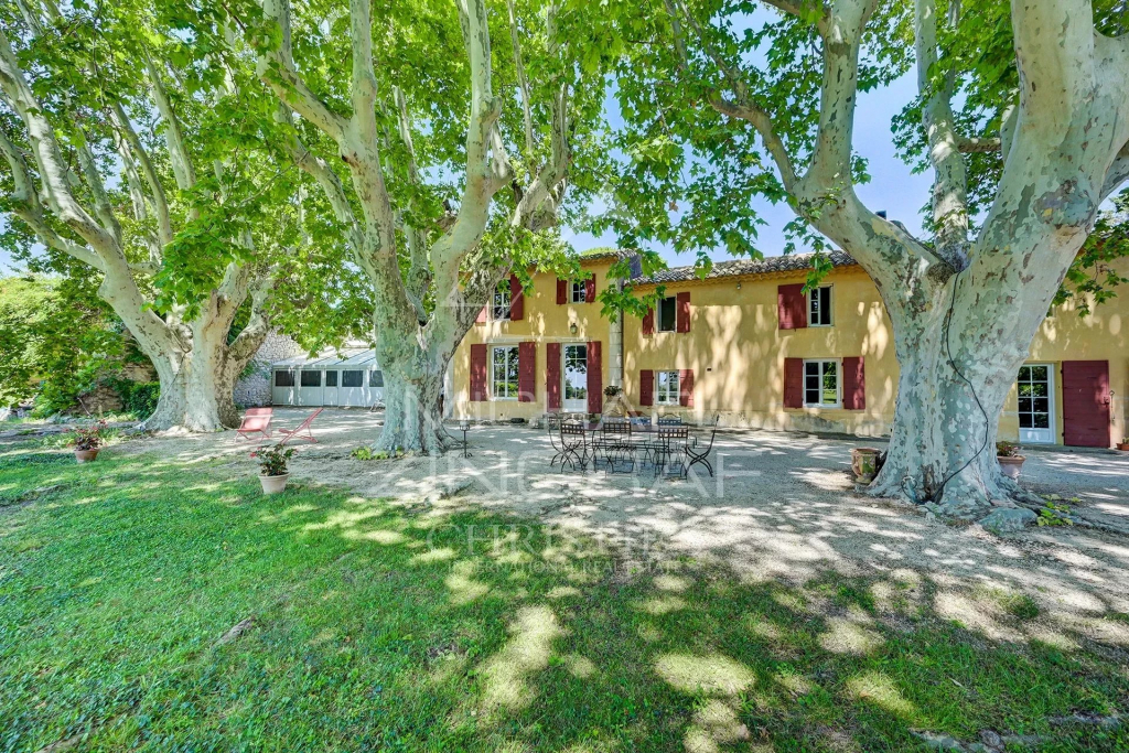 Immobilier haut de gamme à Aix-en-Provence : bastides traditionnelles, villas contemporaines, hôtels particuliers et appartements de luxe. Nos annonces vente.