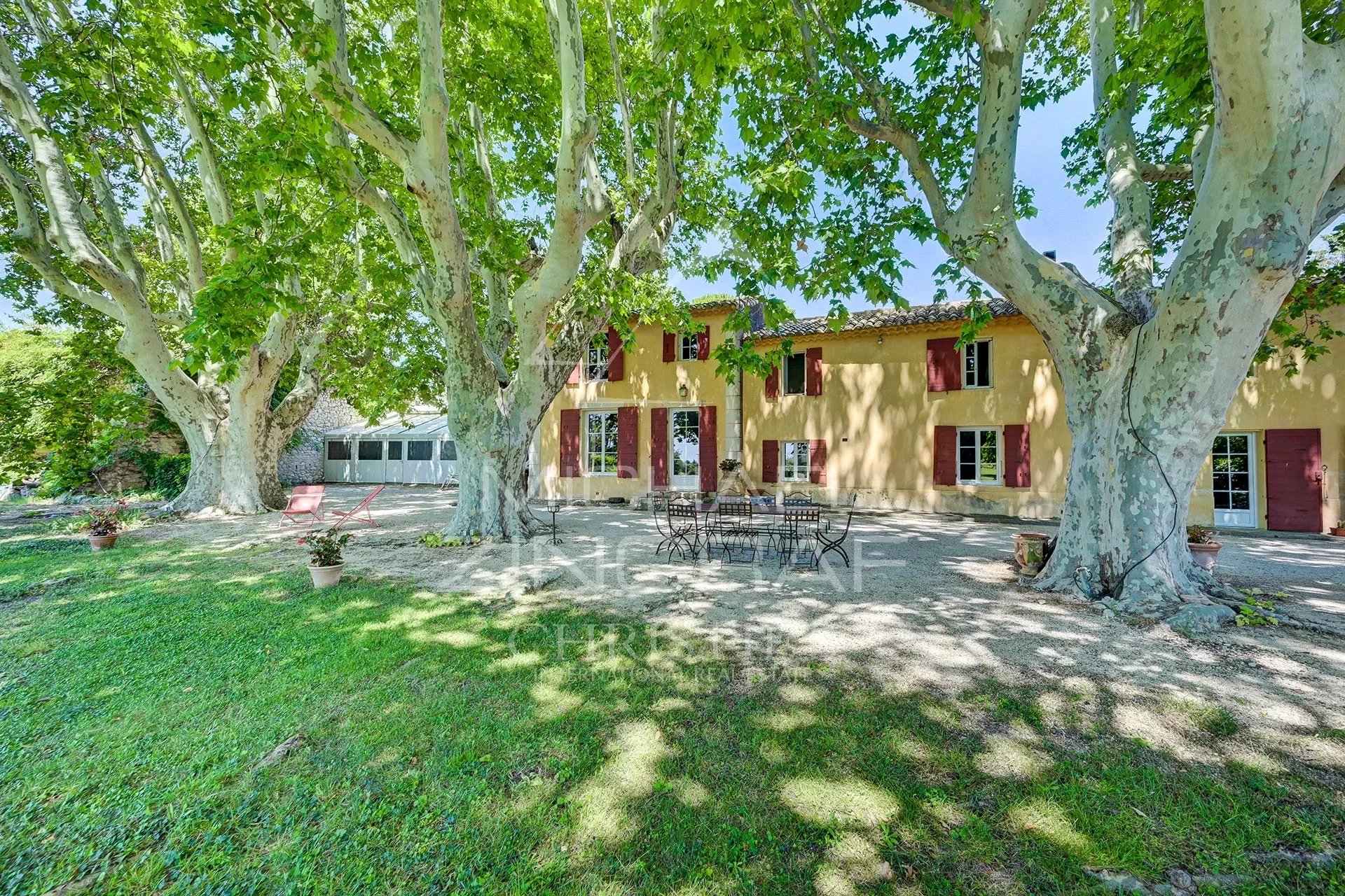 Immobilier haut de gamme à Aix-en-Provence : bastides traditionnelles, villas contemporaines, hôtels particuliers et appartements de luxe. Nos annonces vente.