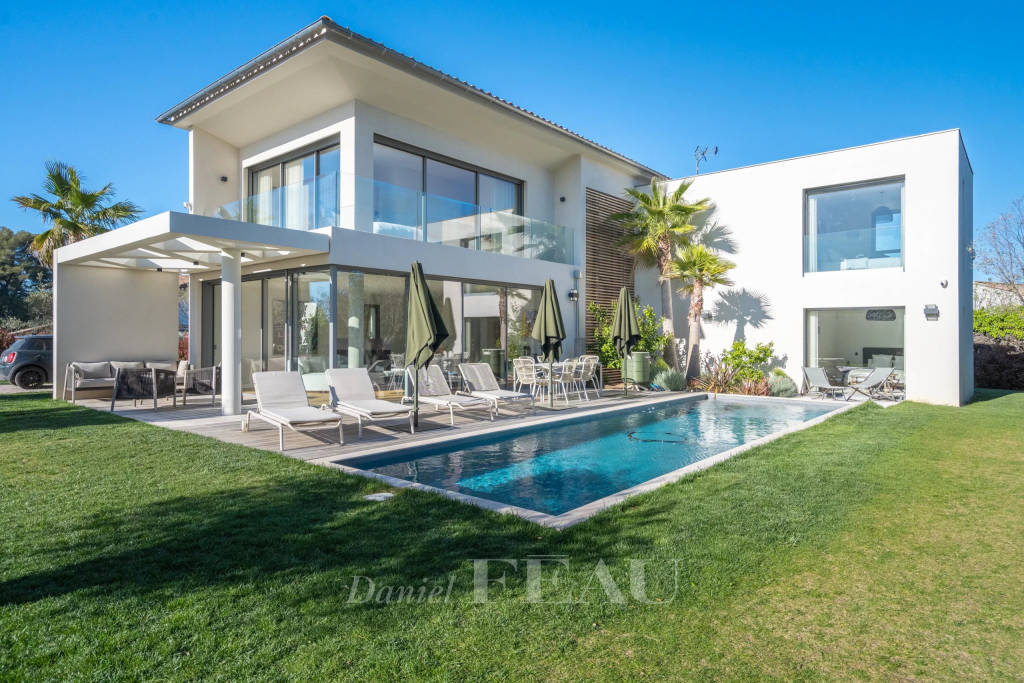 Découvrez les villas de luxe à vendre à Aix-en-Provence avec piscine vue panoramique et jardins privés dans un cadre exceptionnel en Provence