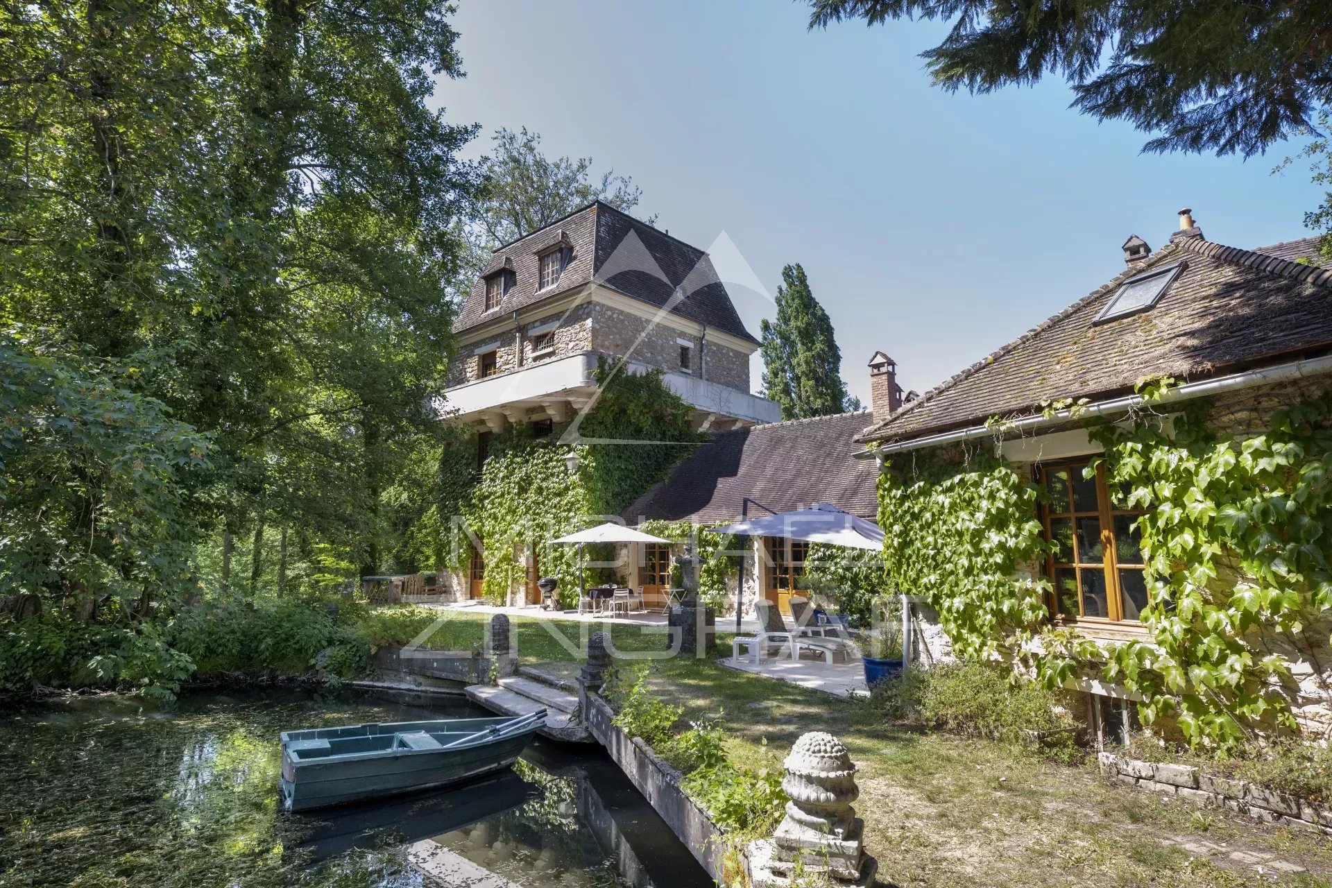 Découvrez nos manoirs dexception à vendre à Chevreuse avec piscine et étang Profitez dun cadre de vie idyllique à proximité de Paris et de la nature