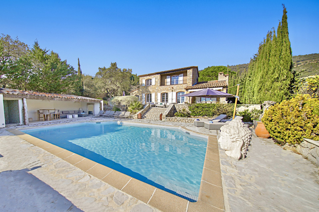 Annonces de vente de villas et propriétés de luxe à Grimaud. Découvrez des biens d'exception avec vue sur mer et cadre provençal unique.