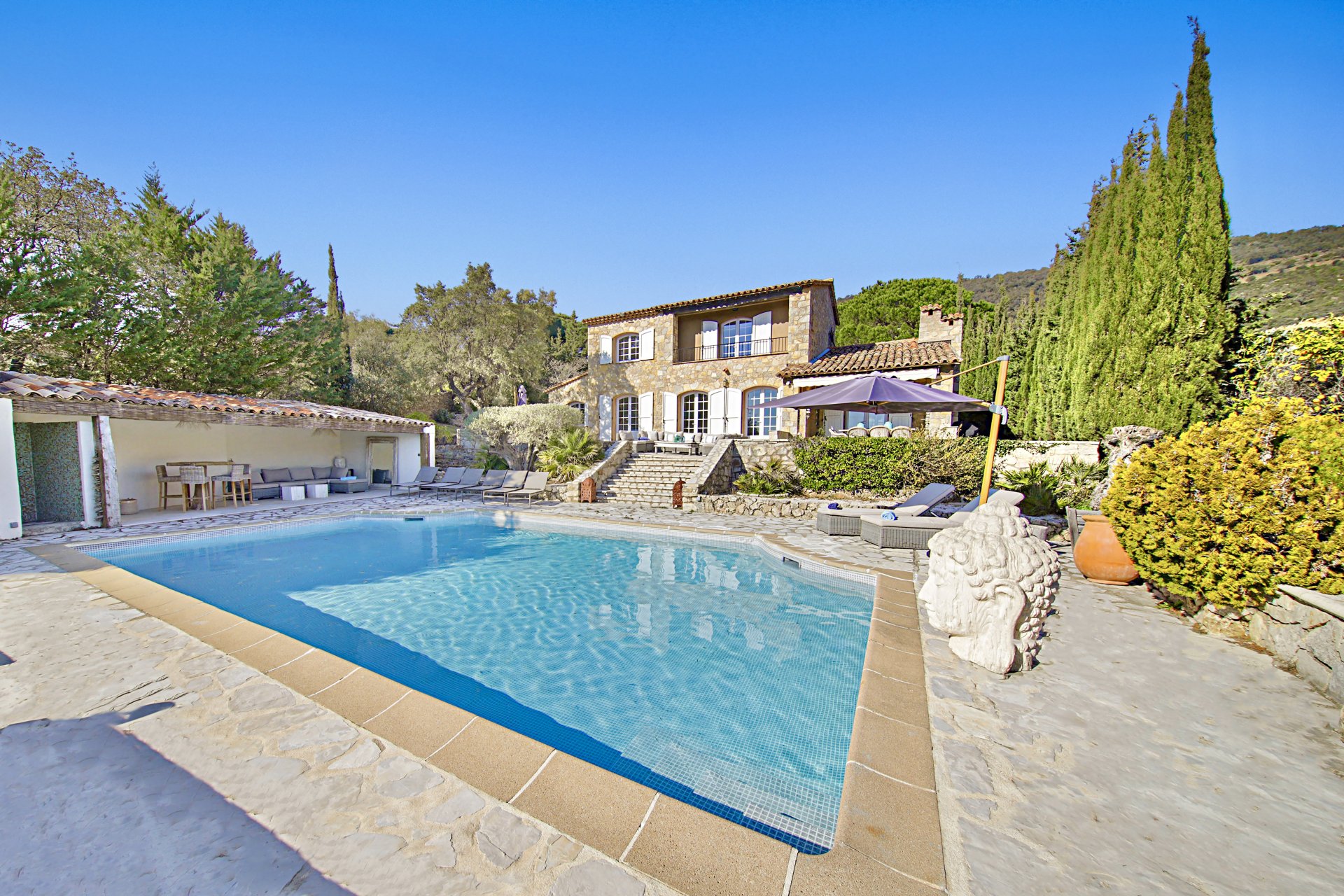 Annonces de vente de villas et propriétés de luxe à Grimaud. Découvrez des biens d'exception avec vue sur mer et cadre provençal unique.