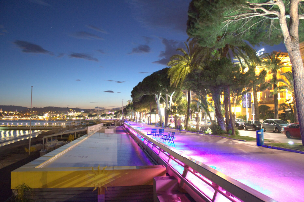 Découvrez les ventes de propriétés de luxe à Cannes : villas contemporaines, penthouses avec vue sur mer et hôtels particuliers au cœur de la Côte d'Azur.