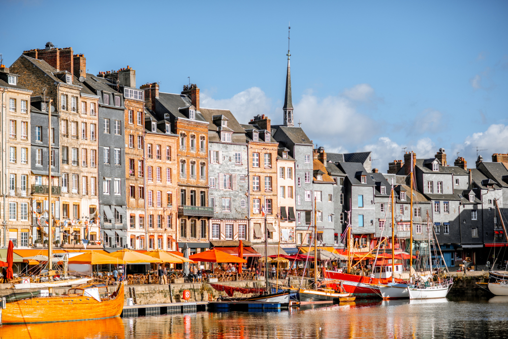 Maisons et villas de luxe à vendre à Honfleur, un lieu unique entre mer et nature. Propriétés de charme offrant confort, style et caractère.