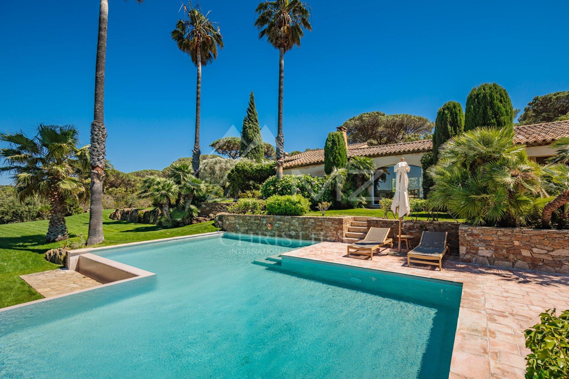 Découvrez des villas de luxe à vendre à Ramatuelle, un joyau de la Côte d'Azur. Offrez-vous une propriété d'exception dans un cadre idyllique.
