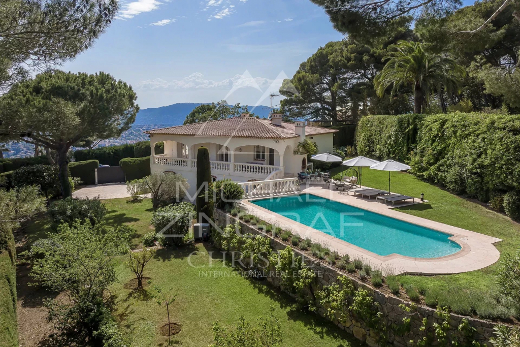 Découvrez une villa de charme à Vallauris, sur les hauteurs de Cannes. Vue mer panoramique, 4 chambres, piscine et jardin paysager.