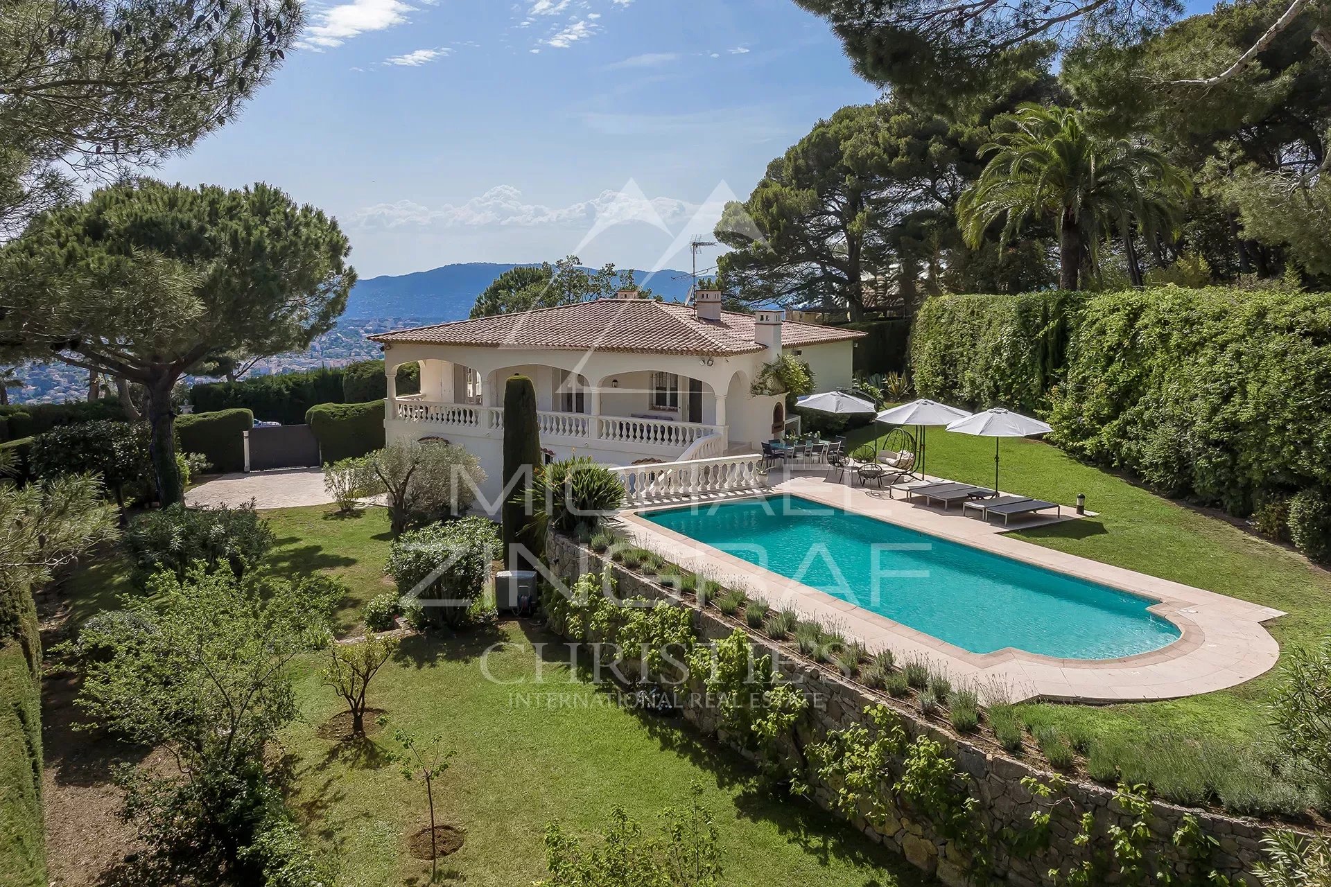 Découvrez une villa de charme à Vallauris, sur les hauteurs de Cannes. Vue mer panoramique, 4 chambres, piscine et jardin paysager.