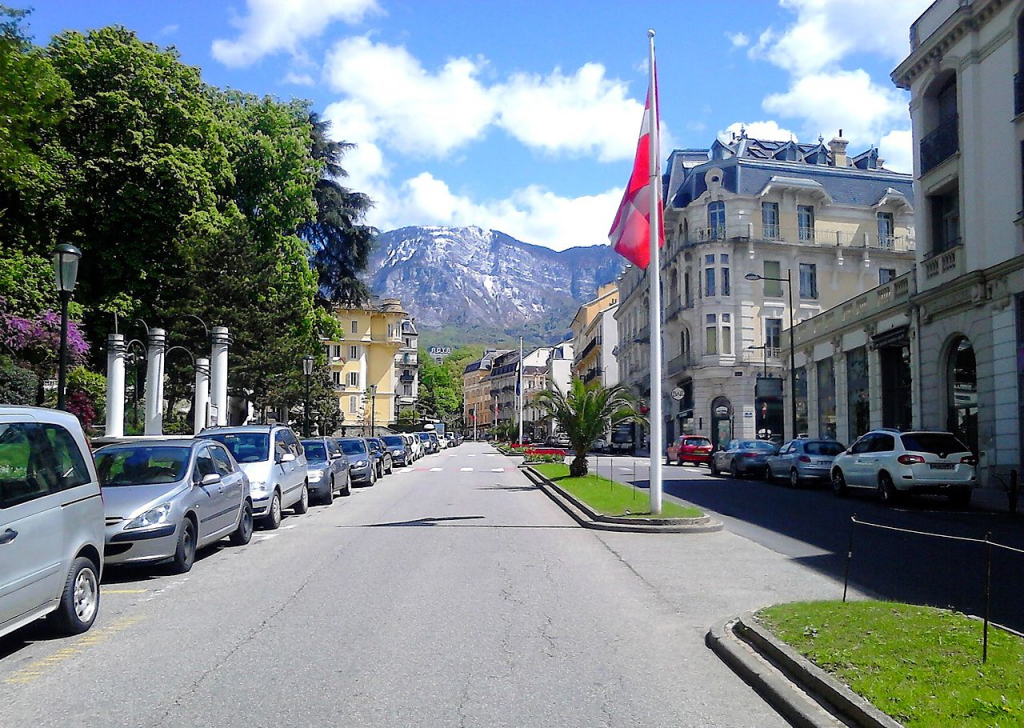 Découvrez à vendre des propriétés de luxe à Aix-les-Bains, un cadre enchanteur au bord du lac du Bourget. Investissez dans l'immobilier haut de gamme.