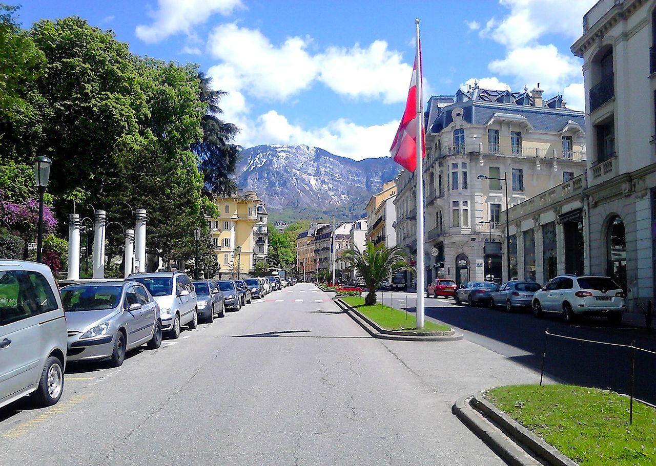 Discover luxury properties for sale in Aix-les-Bains, an enchanting setting on the banks of Lake Bourget. Invest in high-end real estate.