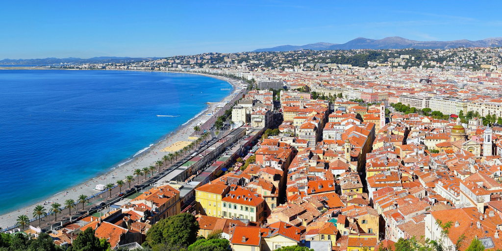 Découvrez les propriétés de luxe à vendre dans les Alpes-Maritimes. Annonces de villas, maisons et appartements prestigieux en bord de mer ou à flanc de colline.