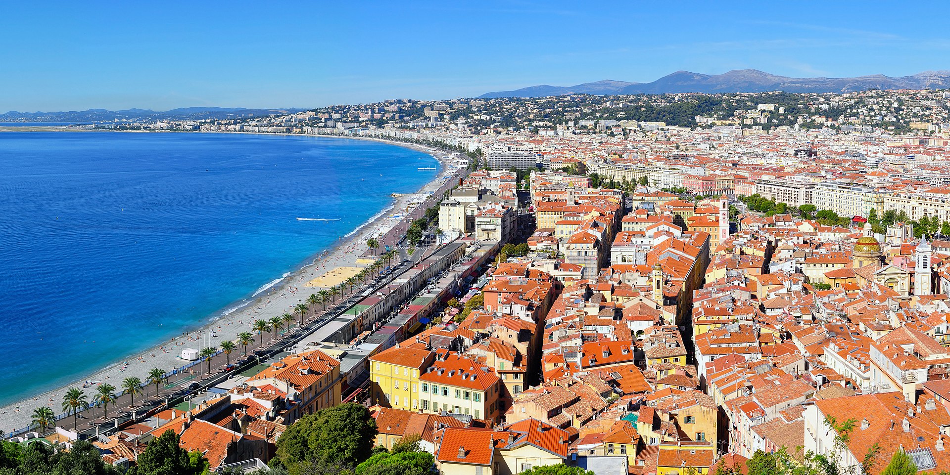 Découvrez les propriétés de luxe à vendre dans les Alpes-Maritimes. Annonces de villas, maisons et appartements prestigieux en bord de mer ou à flanc de colline.