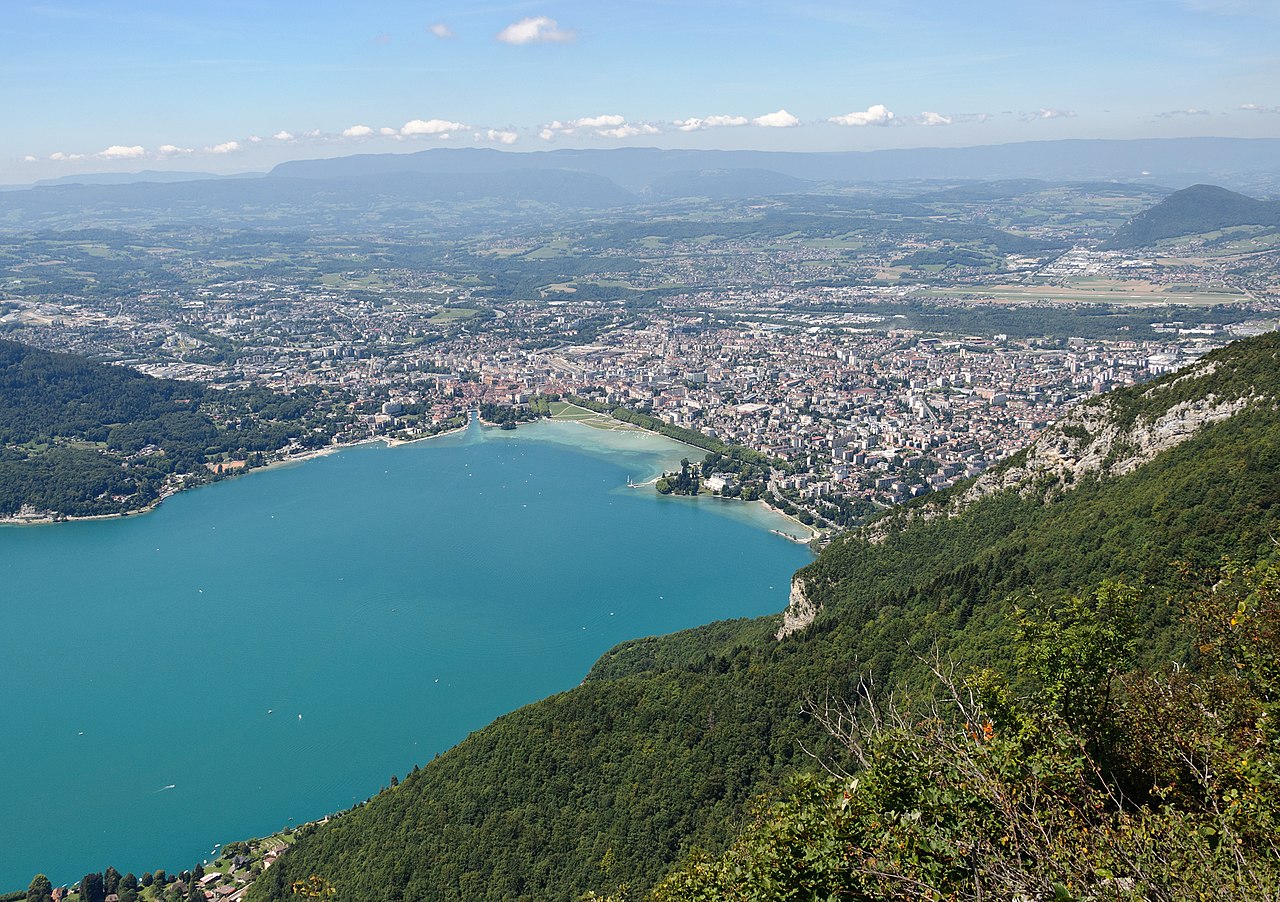 Ventes Immobilières de Luxe à Annecy : Un Marché Exclusif au Cœur des Alpes