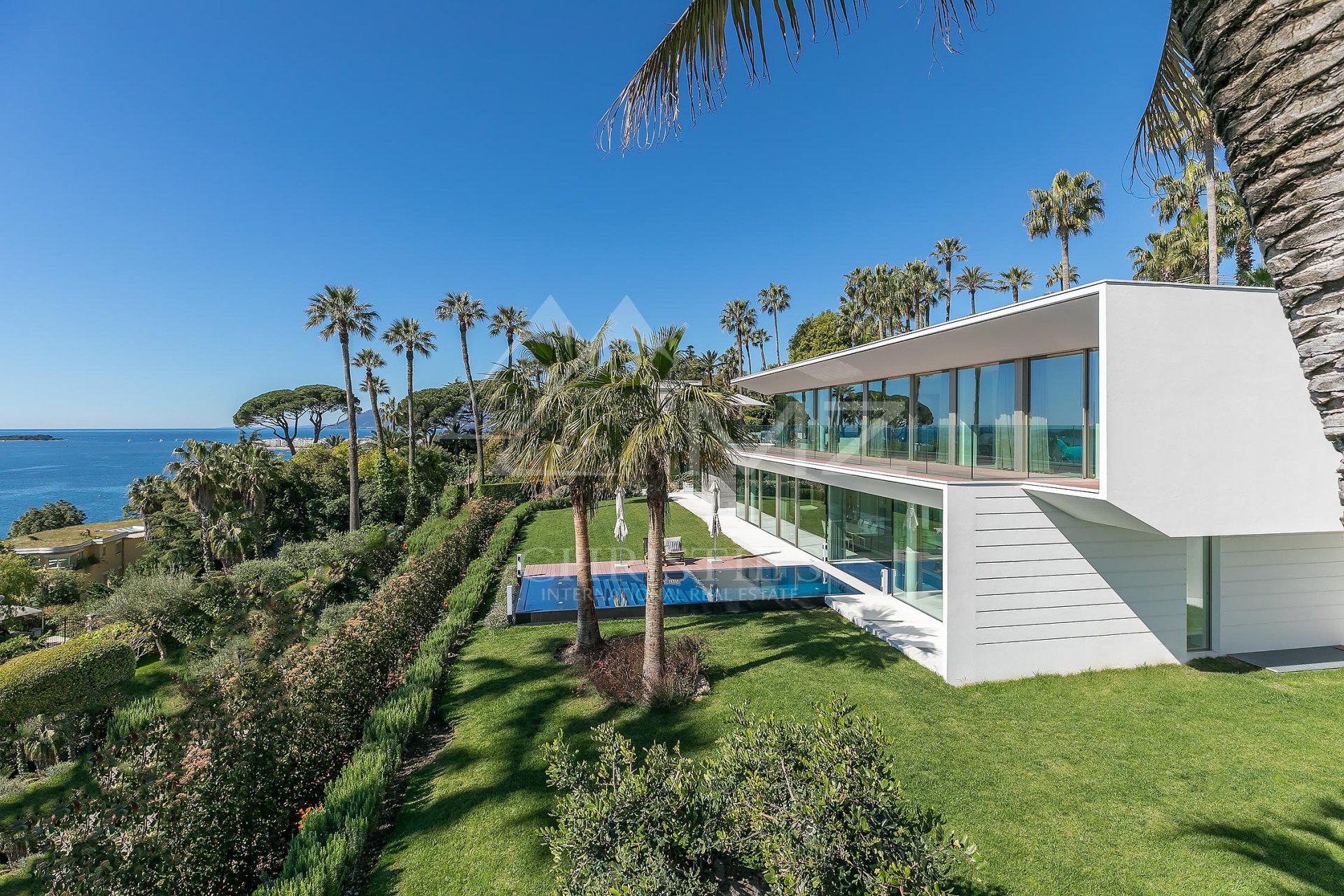 Les quartiers les plus chers de Cannes, où l'immobilier de luxe atteint des sommets. De la Croisette à Super Cannes, explorez les zones les plus prisées.