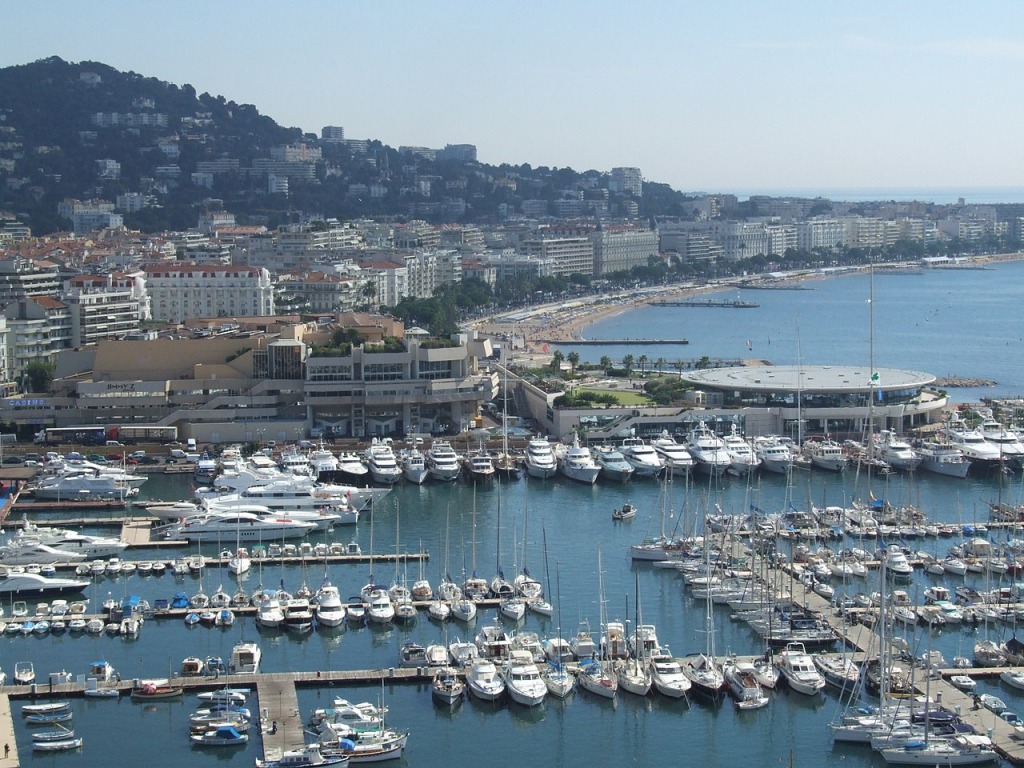 Découvrez les penthouses à vendre sur la Croisette à Cannes avec vue mer panoramique. Profitez d’un cadre de vie luxueux, d’un emplacement privilégié et d’équipements haut de gamme.