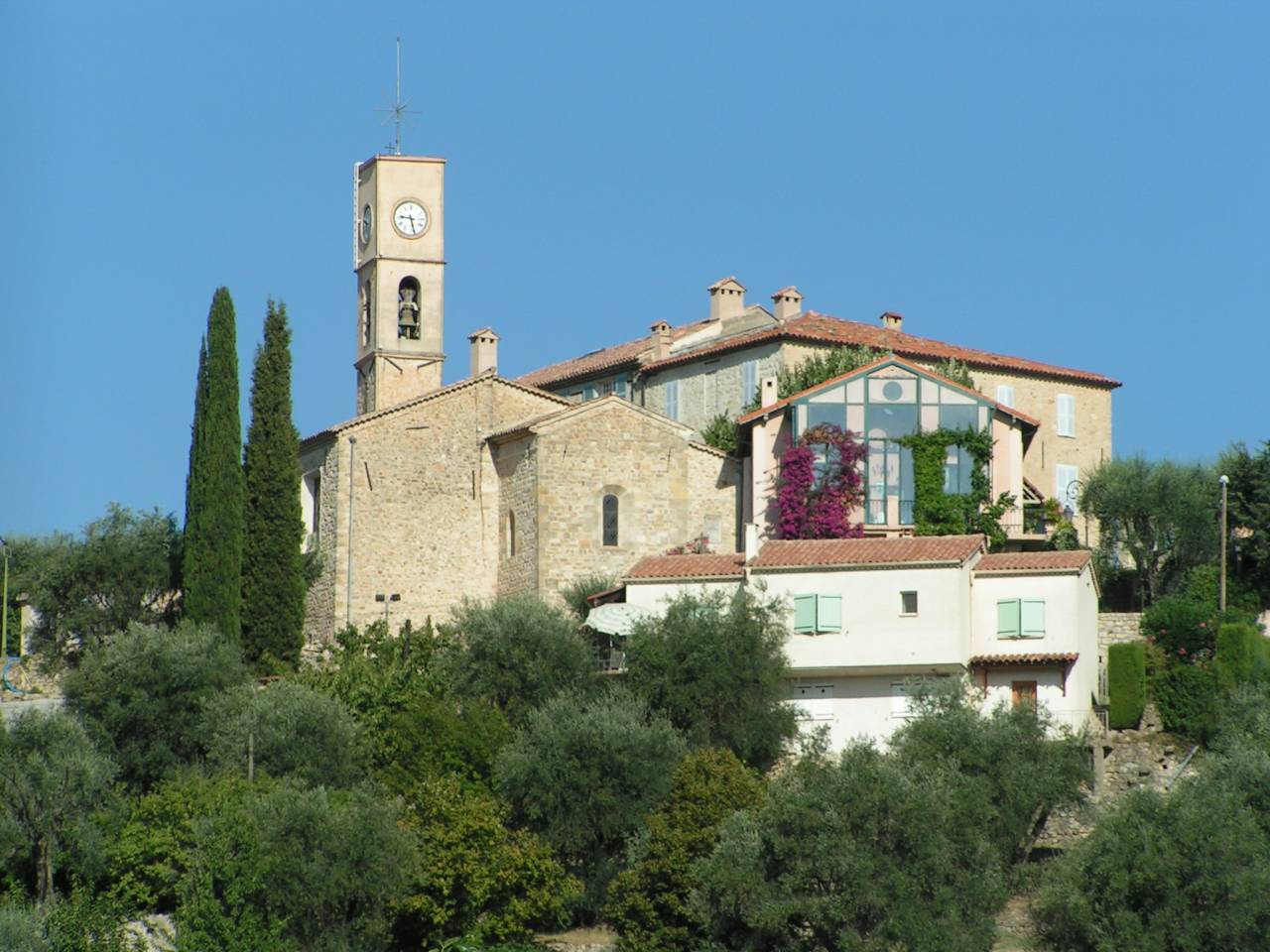 Estimate your luxury property in Opio: modern villas, bastides, charming houses. Discover the trends and prices of the high-end real estate market.