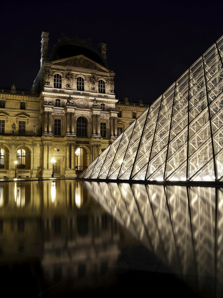 Discover our Haussmannian apartments for sale in Paris. Invest in an exceptional property combining elegance, comfort and history, in the most popular districts of the capital.