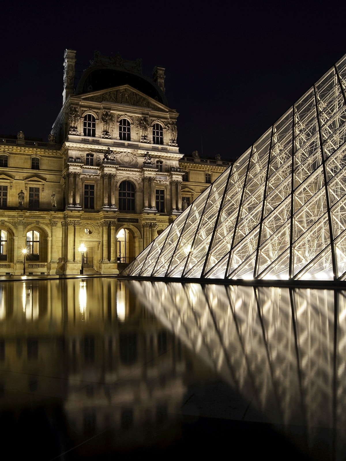 Discover our Haussmannian apartments for sale in Paris. Invest in an exceptional property combining elegance, comfort and history, in the most popular districts of the capital.