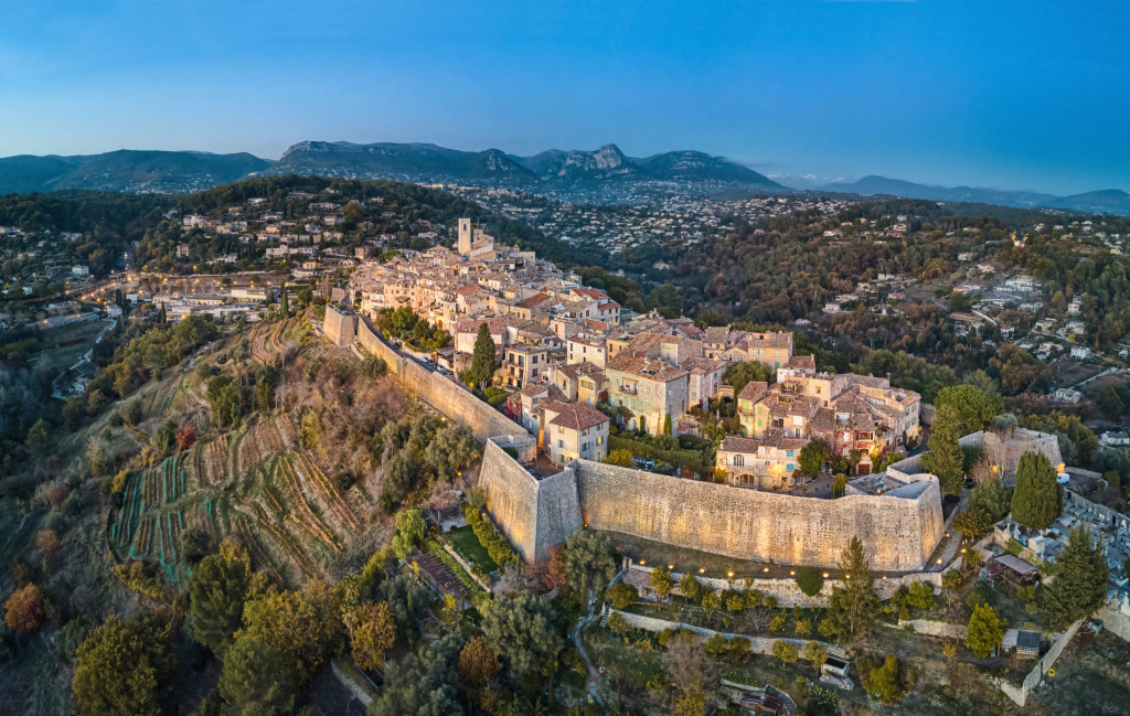 Découvrez les villas de prestige et de charme à vendre à Saint-Paul de Vence, l'un des plus beaux villages de France. Un cadre exceptionnel pour une propriété unique.