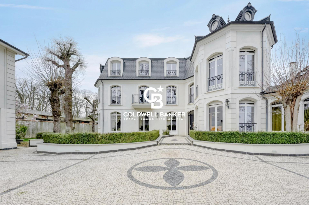 Explorez l'immobilier de luxe dans le Val-de-Marne : villas modernes, maisons de maître et appartements de prestige aux portes de Paris. 🌟🌳
