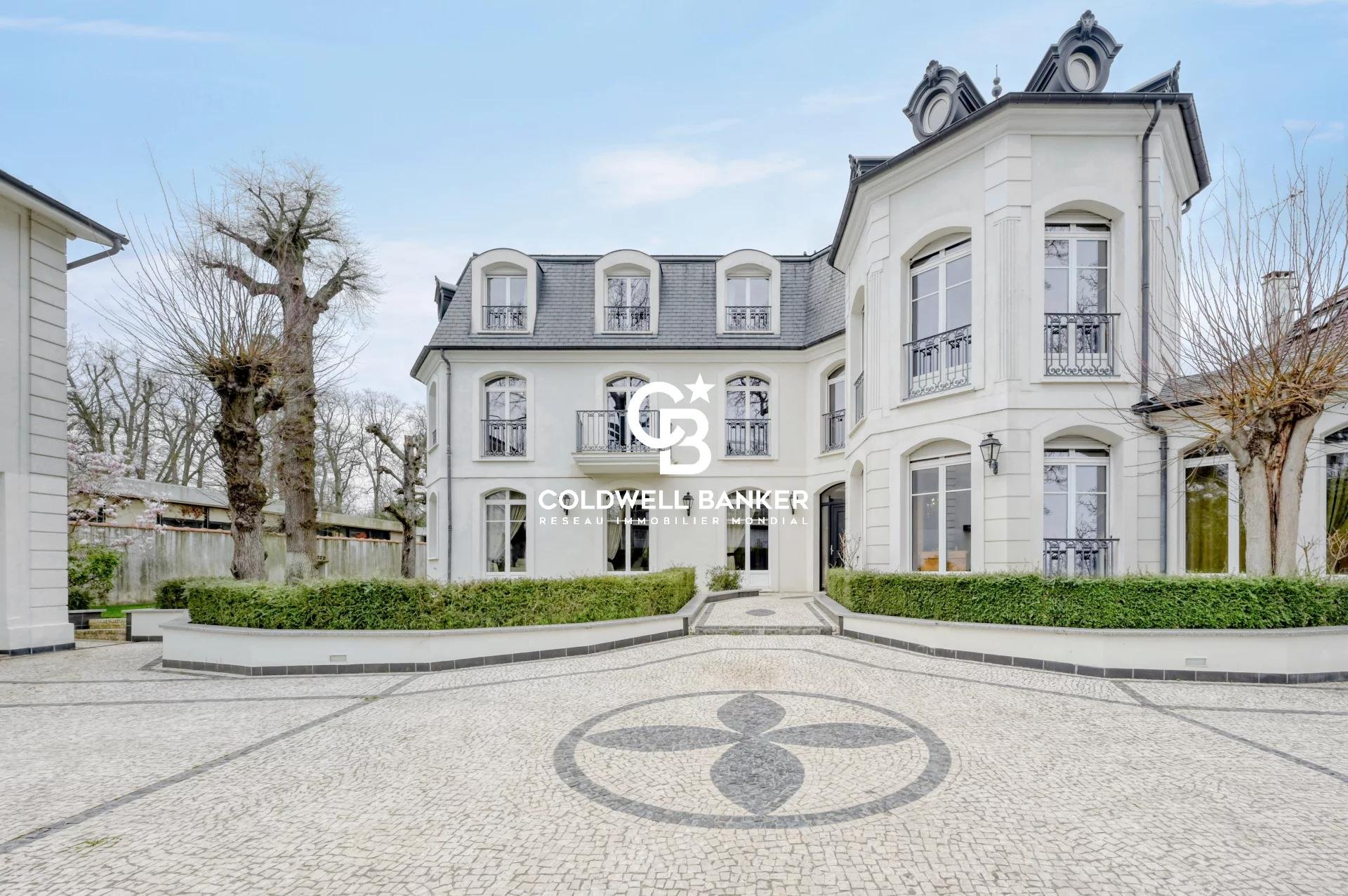 Explorez l'immobilier de luxe dans le Val-de-Marne : villas modernes, maisons de maître et appartements de prestige aux portes de Paris. 🌟🌳
