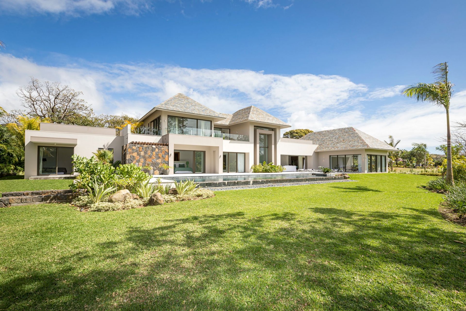 The booming luxury real estate market in Mauritius. Discover breathtaking beachfront villas, contemporary estates, and prime investment opportunities. 🌺