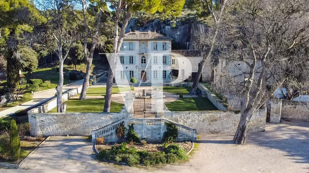 Découvrez une sélection de bastides de luxe à vendre en France, avec des jardins, piscines et vues panoramiques, pour un cadre de vie exceptionnel en Provence.