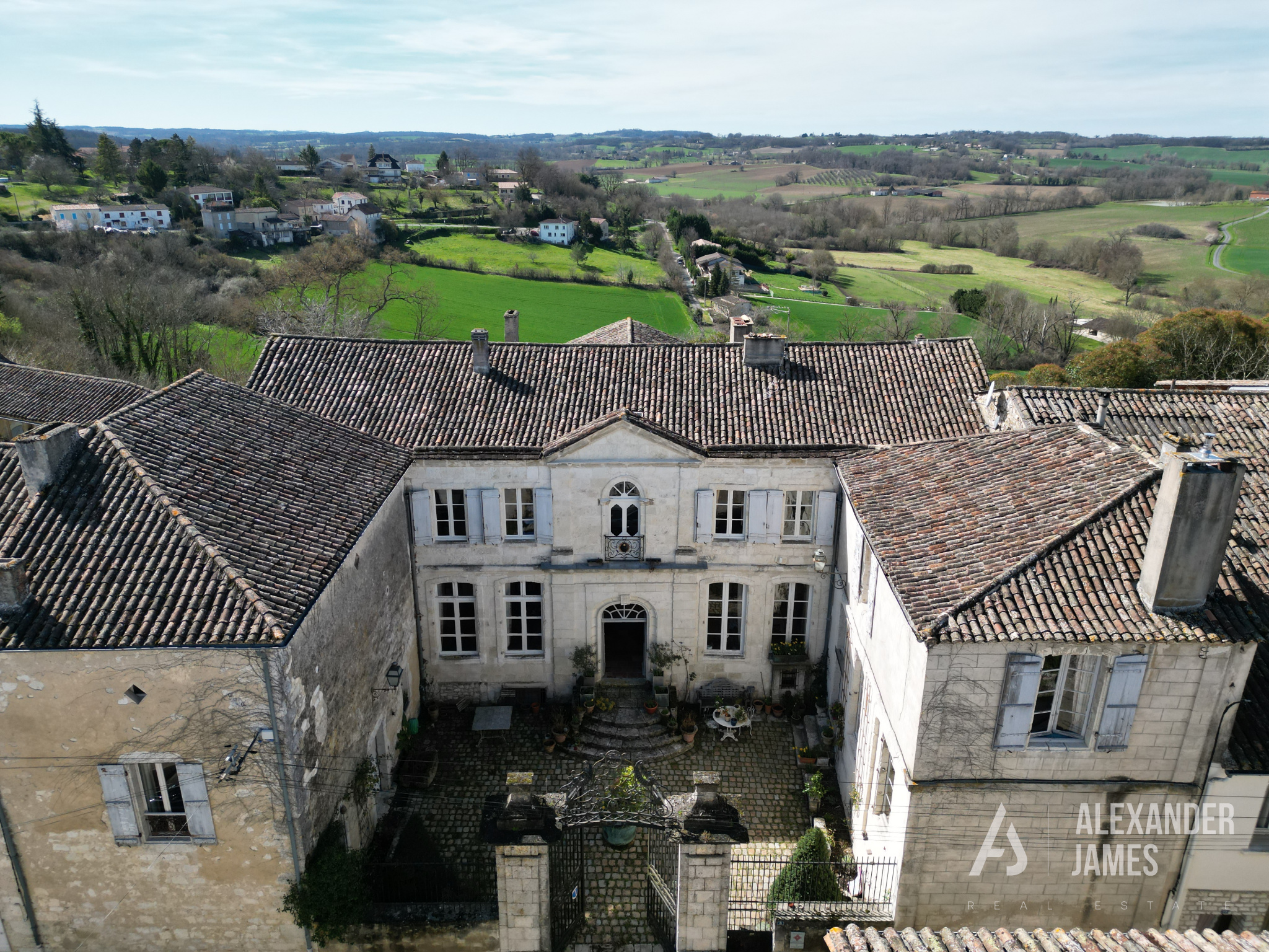 Annonces de Châteaux à Vendre en Dordogne : Un Voyage dans le Temps