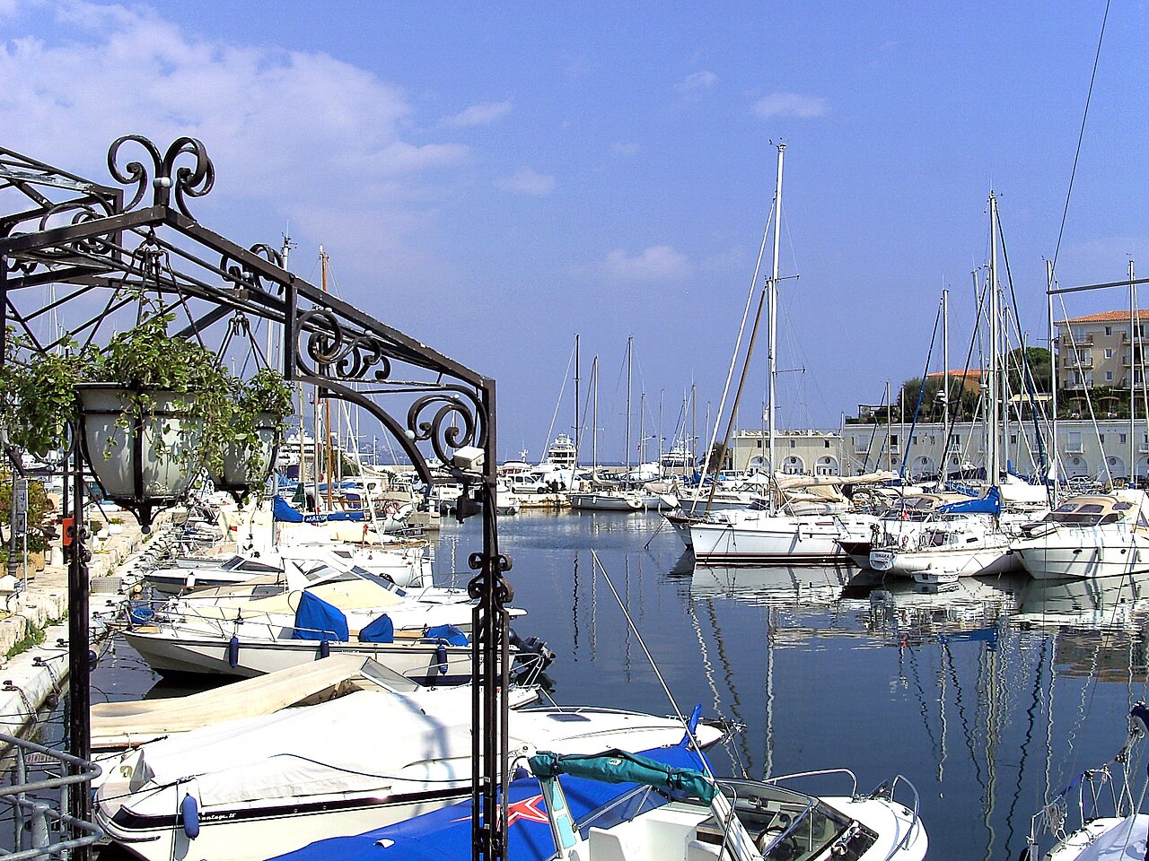 Découvrez l'élégance et le luxe de Saint-Jean-Cap-Ferrat, un des joyaux de la Côte d'Azur. Villas de prestige, vues spectaculaires et art de vivre unique vous attendent.