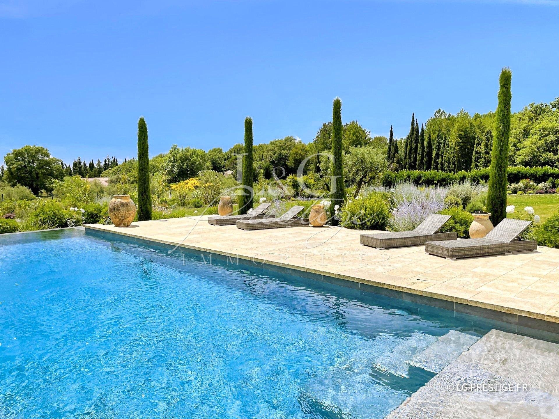 Estimate your luxury property in Fayence: charming houses, modern villas, bastides. Discover the trends and prices of the high-end real estate market.