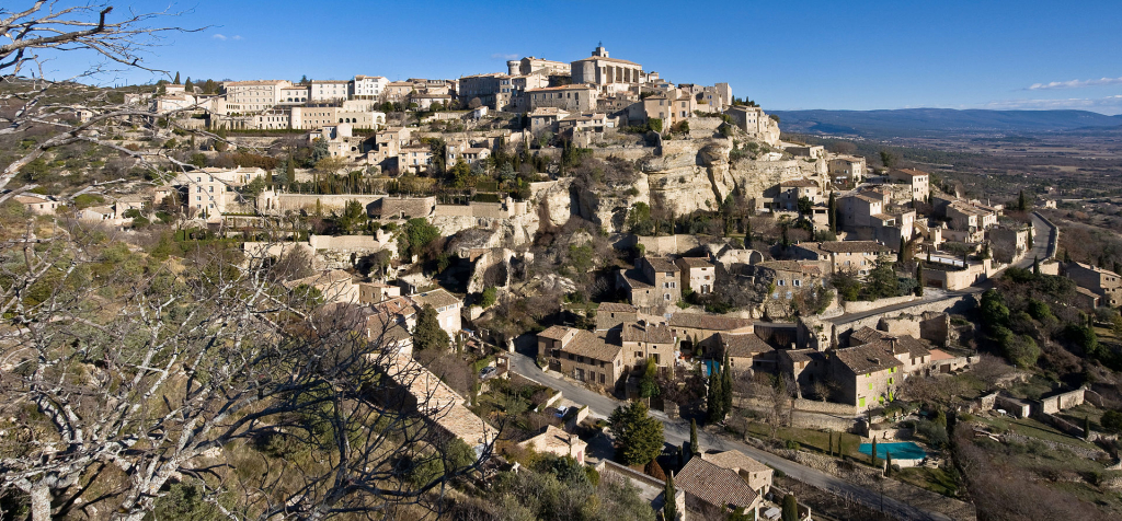 Découvrez les maisons et villas de luxe à vendre à Gordes et laissez-vous séduire par la magie de ce village provençal d'exception. 🏡✨