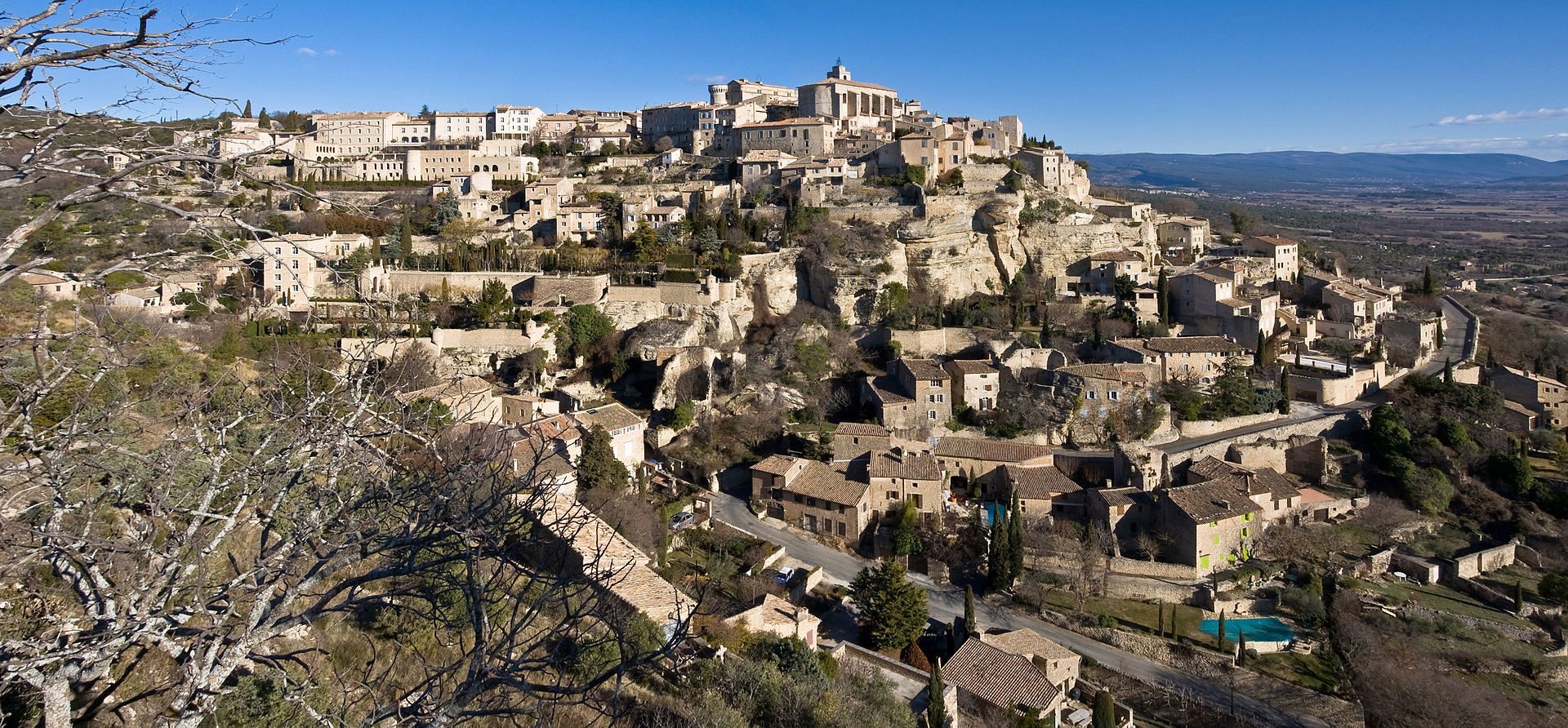 Discover the luxury houses and villas for sale in Gordes and let yourself be seduced by the magic of this exceptional Provencal village. 🏡✨