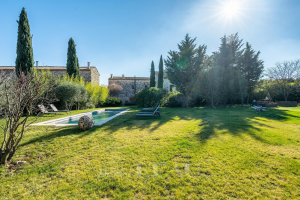 Estimate your luxury property in Uzès: mansions, Provençal farmhouses, villas. Discover the trends and prices of the high-end real estate market.