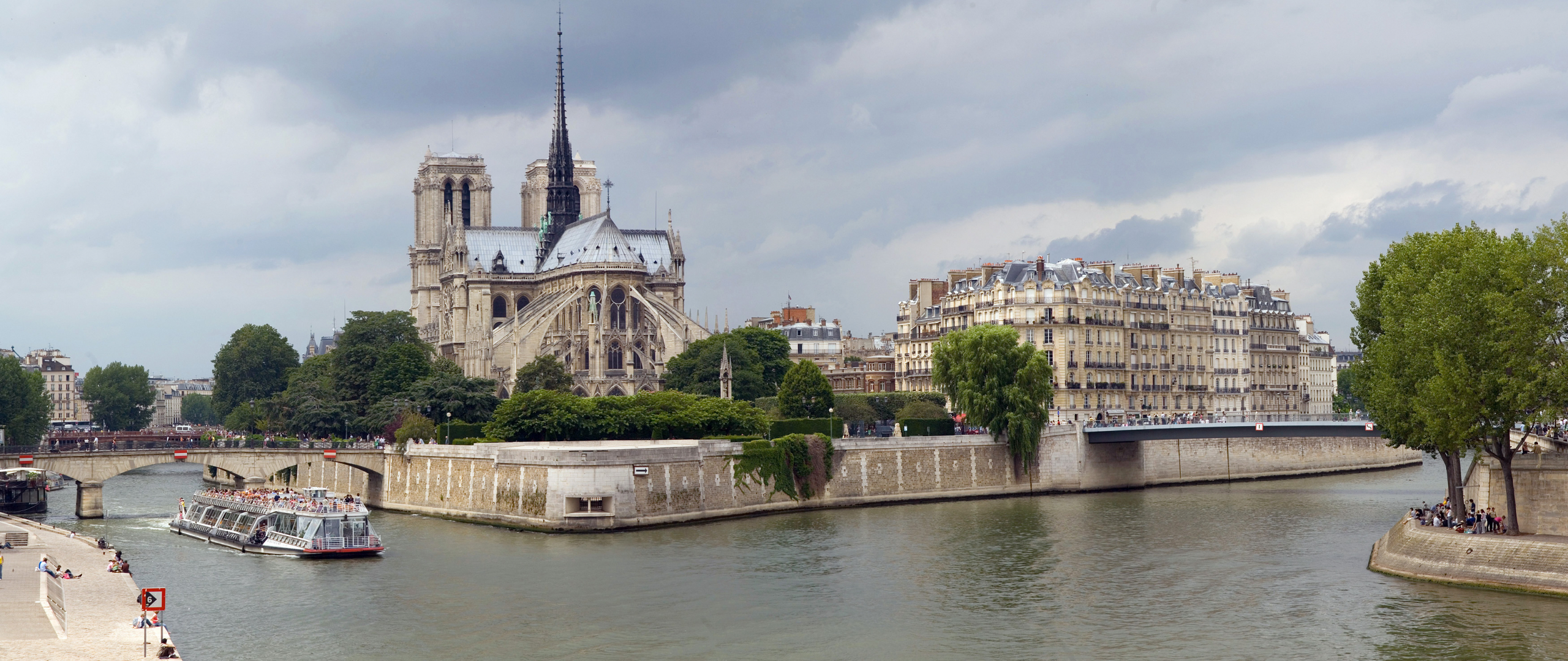 Luxury apartments for sale on the Ile de la Cité in Paris: prestigious address, in the heart of history, for an exceptional real estate investment.