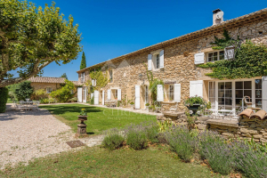 Découvrez les maisons, villas et propriétés de luxe à vendre dans le Vaucluse. Investissez dans un cadre de vie idyllique en Provence.