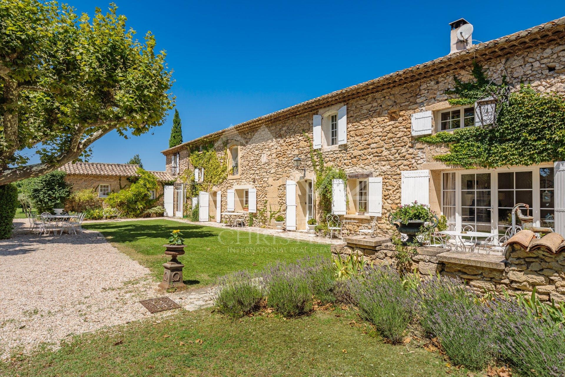Découvrez les maisons, villas et propriétés de luxe à vendre dans le Vaucluse. Investissez dans un cadre de vie idyllique en Provence.