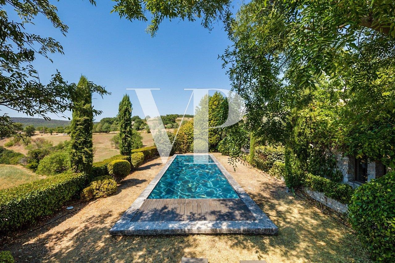 Vente et annonces de propriétés de charme à Gordes. Découvrez l'immobilier de luxe dans l'un des plus beaux villages du Luberon.