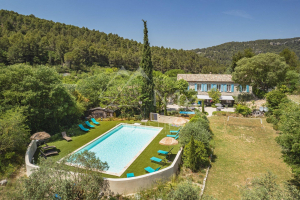 Découvrez les bastides de luxe à vendre dans le Var, Provence. Authentiques demeures provençales entourées de vignobles, jardins et paysages idylliques.