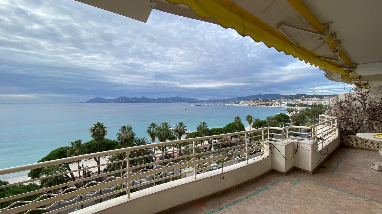 Notre sélection exclusive de maisons et villas de luxe avec vue mer à vendre en France. Profitez de la beauté de l'océan et d'un cadre de vie idyllique.