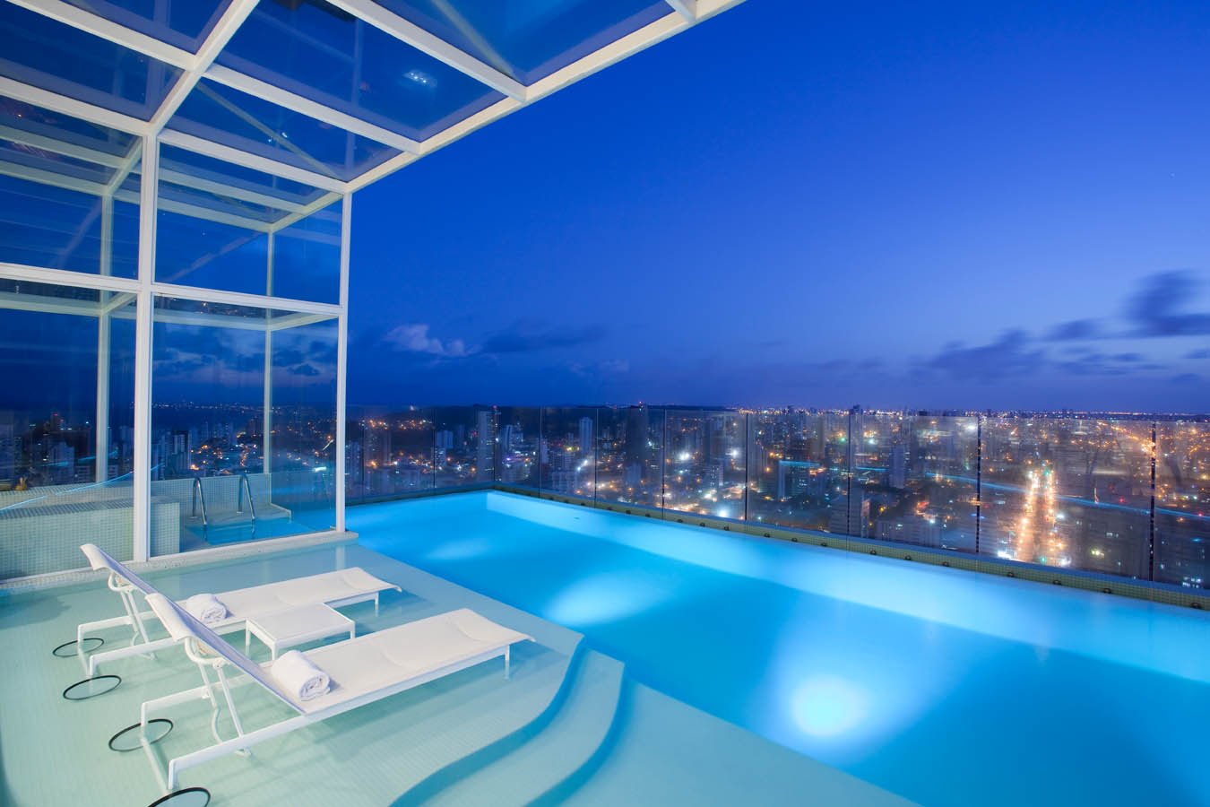 Discover the universe of penthouses, these luxury apartments with roof terrace. An exceptional good with panoramic views, unique design and high -end equipment.