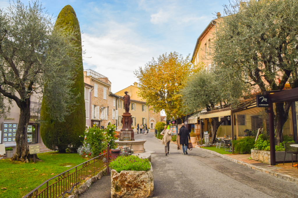Découvrez les ventes de luxe à Mougins : villas, appartements haut de gamme, maisons de maître et plus. Trouvez votre propriété de rêve !