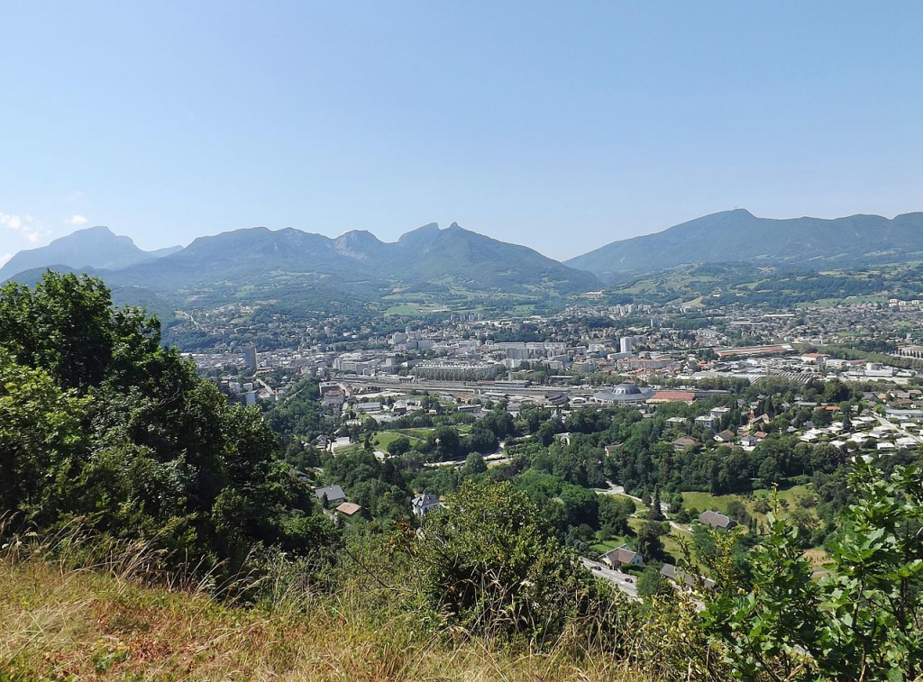 Découvrez les propriétés de luxe à vendre à Chambéry, entre montagnes et lac. Trouvez votre bien d’exception dans un cadre unique et paisible.