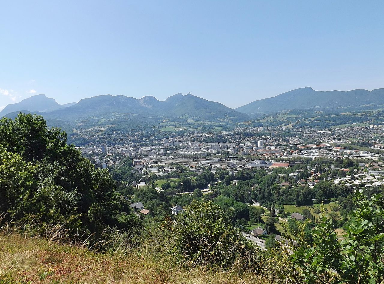 Découvrez les propriétés de luxe à vendre à Chambéry, entre montagnes et lac. Trouvez votre bien d’exception dans un cadre unique et paisible.