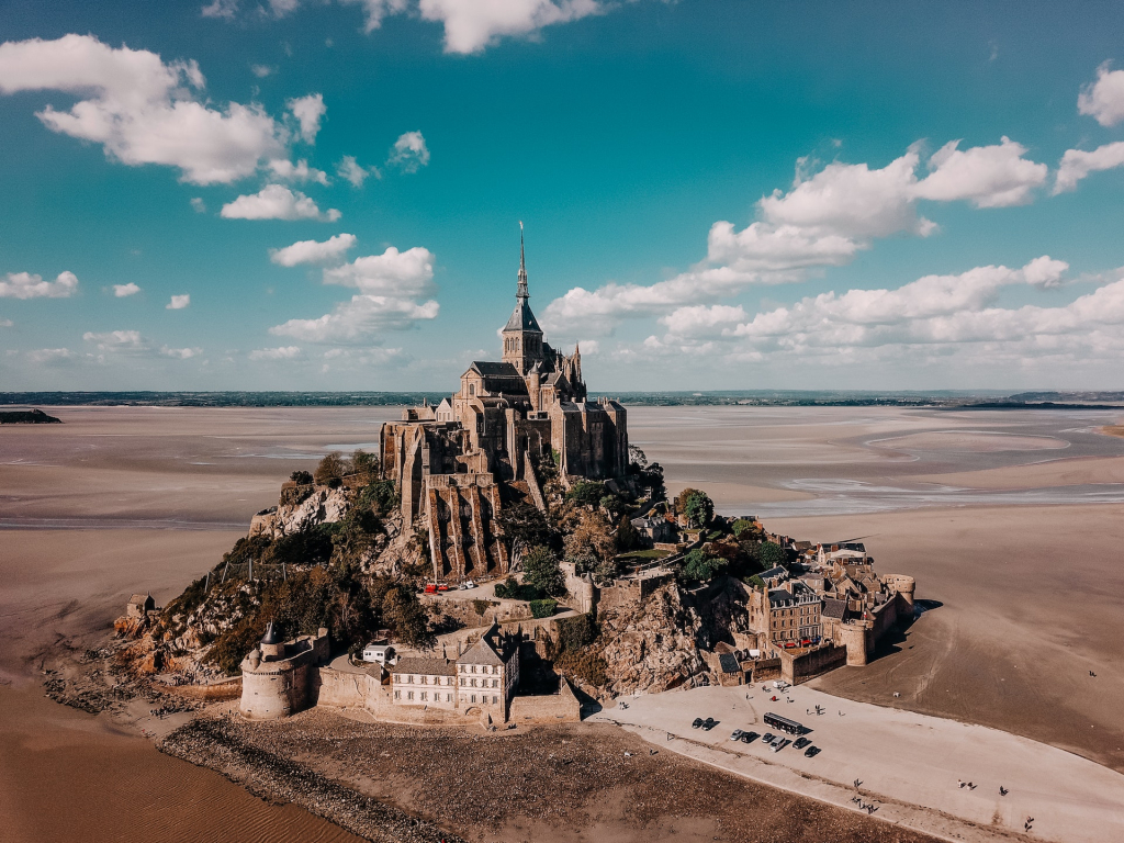 Découvrez les meilleures propriétés de luxe en Normandie. Maisons de charme, manoirs, villas en bord de mer… trouvez votre bien d’exception.