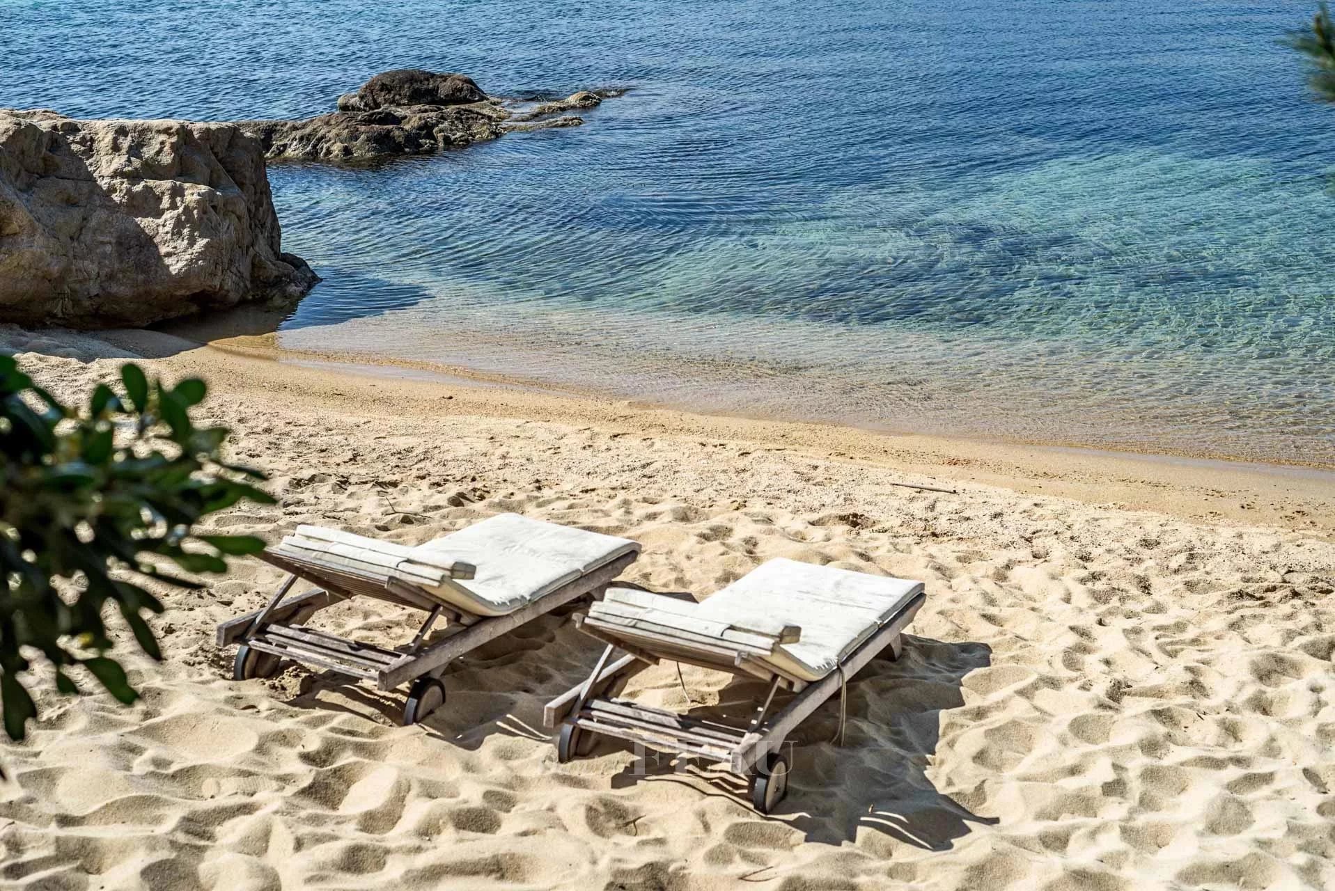 Découvrez les villas pieds dans l'eau à vendre à Saint-Tropez. Profitez du luxe en bord de mer, avec un accès direct à la plage et une vue imprenable sur la Méditerranée.