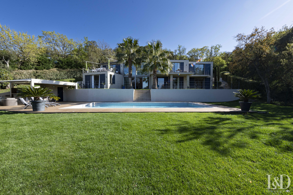 Découvrez les meilleures annonces de vente de villas de luxe et de domaines privés à Ramatuelle. Un cadre idyllique vous attend sur la Côte d'Azur.